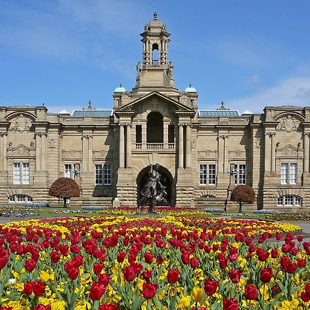 Stylish 4 Double Bedroom House In Bradford, Views Of Hillside And Parking شيبلي المظهر الخارجي الصورة