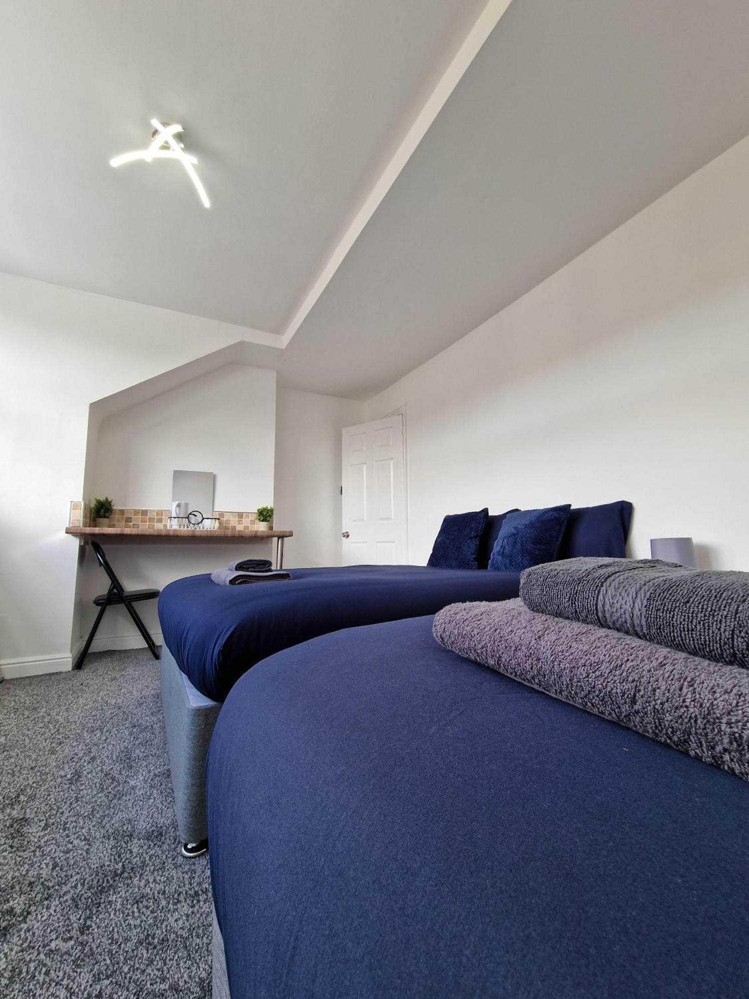 Stylish 4 Double Bedroom House In Bradford, Views Of Hillside And Parking شيبلي المظهر الخارجي الصورة