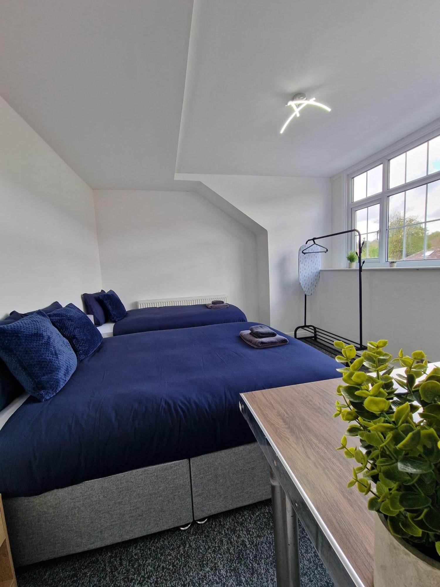 Stylish 4 Double Bedroom House In Bradford, Views Of Hillside And Parking شيبلي المظهر الخارجي الصورة
