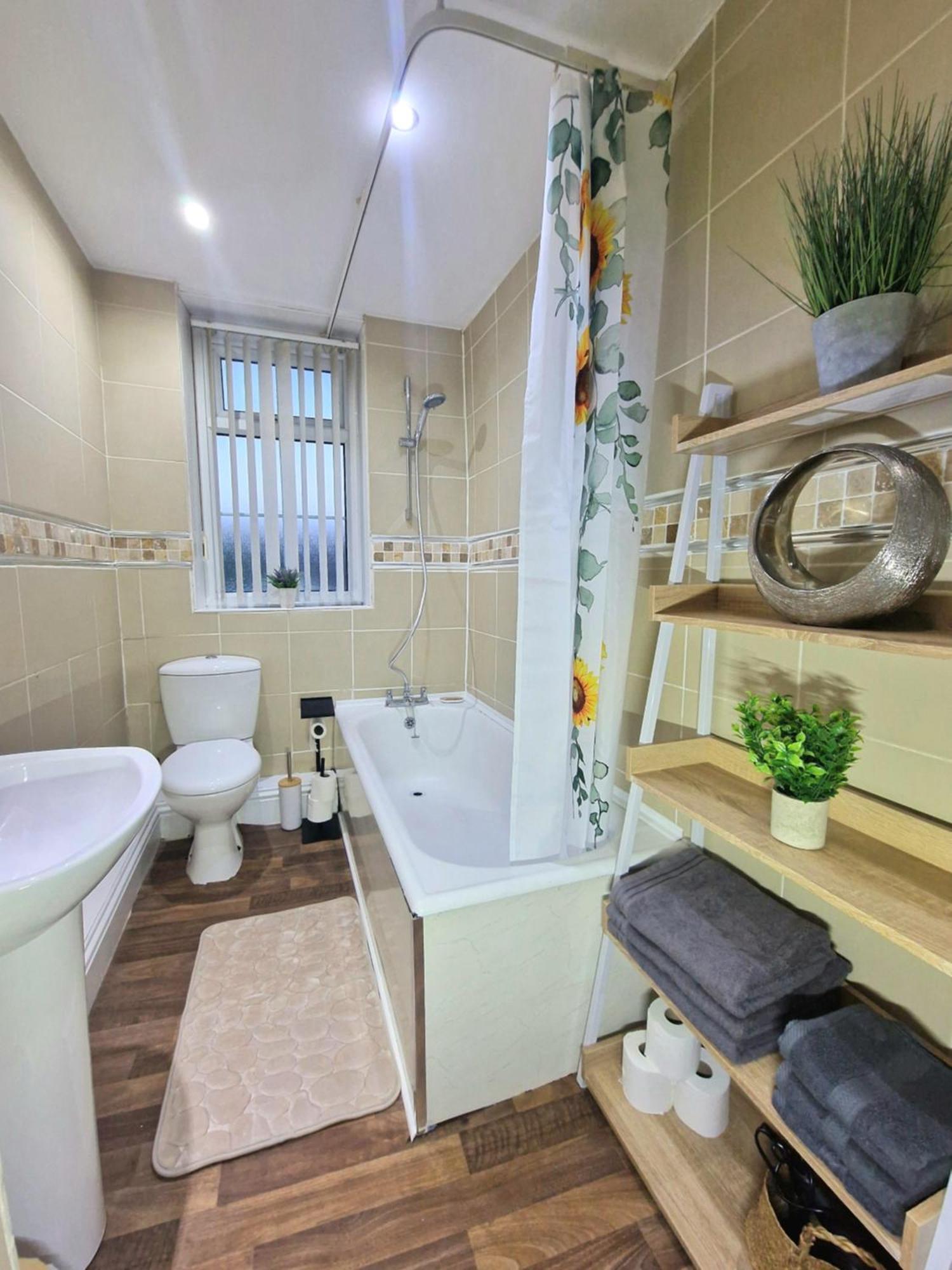 Stylish 4 Double Bedroom House In Bradford, Views Of Hillside And Parking شيبلي المظهر الخارجي الصورة