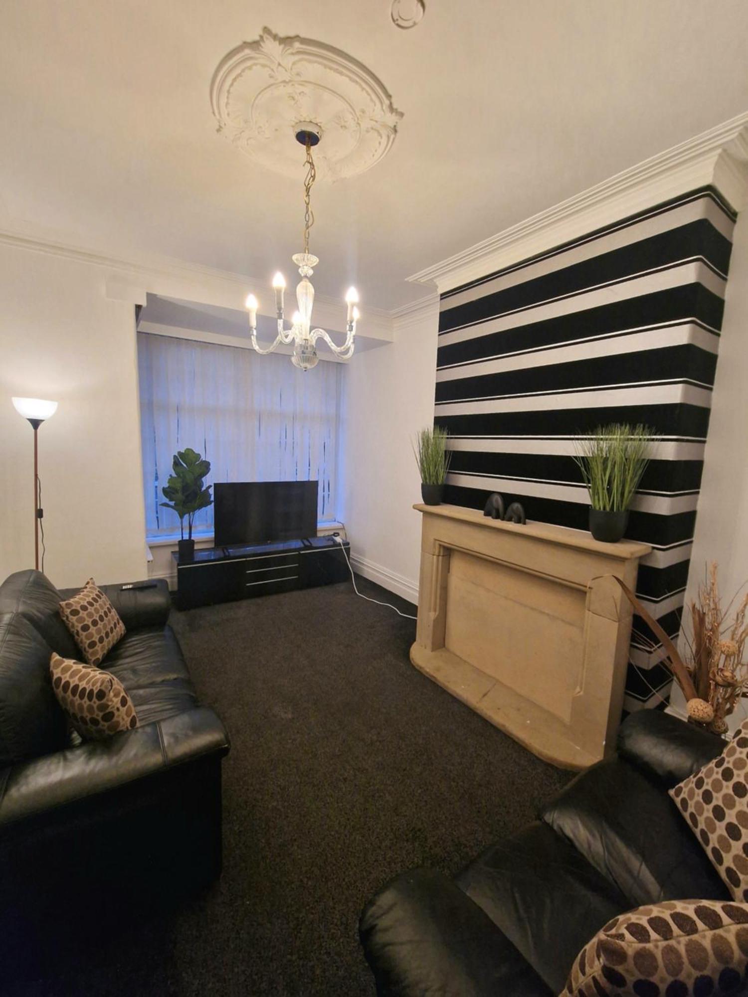 Stylish 4 Double Bedroom House In Bradford, Views Of Hillside And Parking شيبلي المظهر الخارجي الصورة