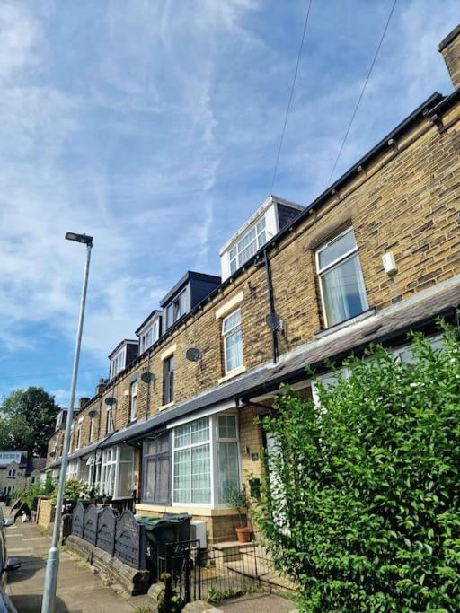 Stylish 4 Double Bedroom House In Bradford, Views Of Hillside And Parking شيبلي المظهر الخارجي الصورة
